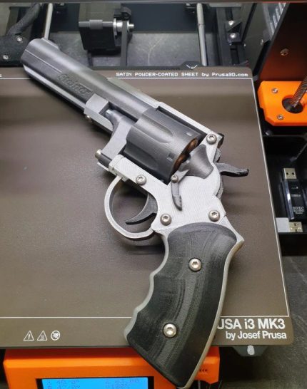 Сборная подвижная модель revolver 44.Magnum с большим выбором аксессуаров. По кошкам не стрелять